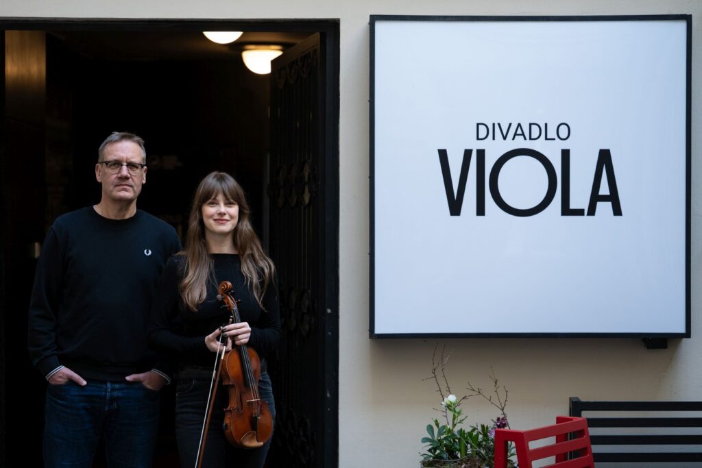 Divadlo Viola představí na jevišti Knihu roku, básně o lásce silnější než smrt přednese Jenovéfa Boková s Davidem Matáskem