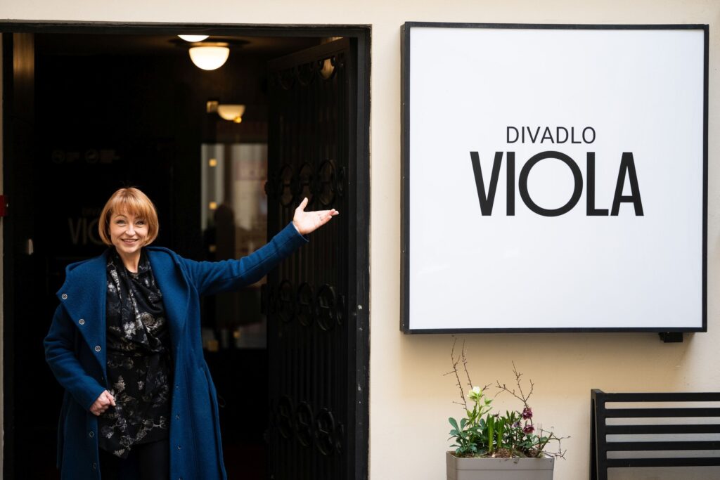 Pocta Evě Olmerové, monodrama s Tatianou Dykovou i cyklus Poetických setkání. Divadlo Viola chystá v sezóně 2025/2026 řadu novinek