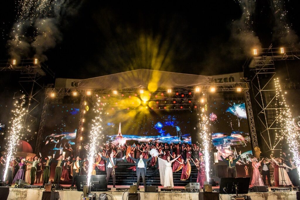 Jubilejní 10. ročníku Noci s operou nabídne v Plzni muzikál Mamma Mia! s písněmi legendární skupiny ABBA