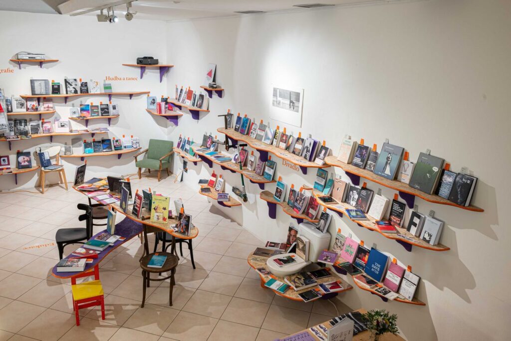 Book Me letos v AVU Veletržní: Knižní výstava se potkává s vizuálním uměním v instalaci Objects of Language