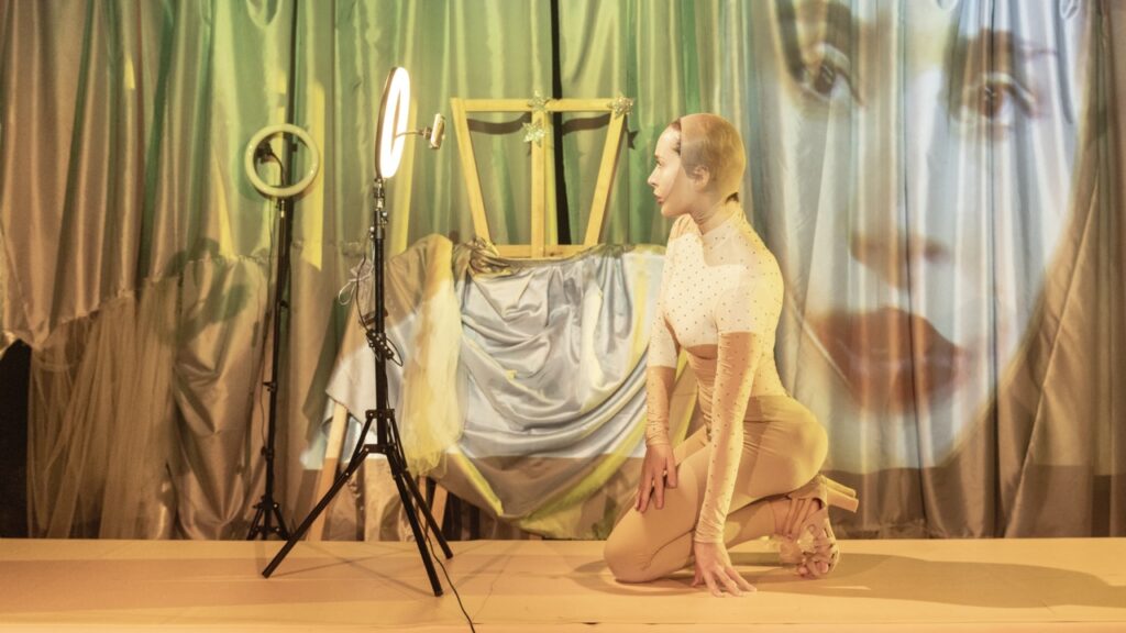 Připravovaná inscenace V zrcadlové síni A studia Rubín se zabývá tématem ženské krásy v digitální době sociálních sítích