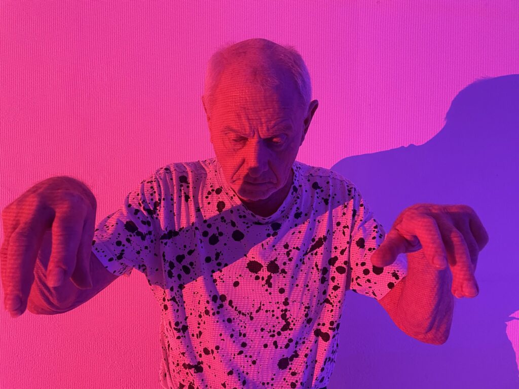 Nová tanečně-pohybová inscenace VLADIMÍR: Vladimír Kloubek, tanečník a choreograf se v příběhu ohlíží za svou cestou i odkazem