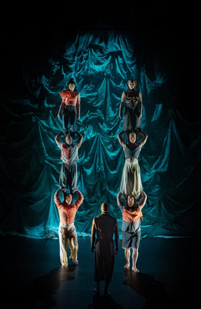 Světový novocirkusový soubor Below Zero ze Švédska přiváží na Jatka78 českou premiéru vizuálně ohromujícího představení In Praise of Shadows