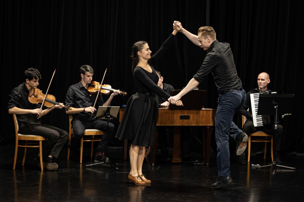 Kapela MusEquality zve do Emauzského kláštera Tanec mezi námi. Koncert propojí hudební interpretaci s tanečními vstupy 