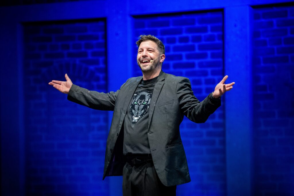 Albert Čuba vyráží na tour se svou stand-up show 300 Míčů. Navštíví 10 měst v celé ČR