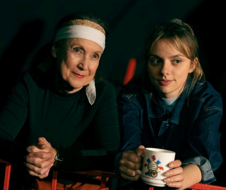 Milena Steinmasslová a Štěpánka Ligas na jevišti Divadla Ungelt ve slavném americkém psychologickém dramatu Cizí příběhy