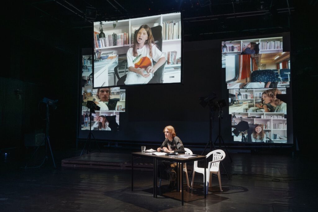 Premiéra v ARŠE+: autorská inscenace Adama Draguna ALEX na pomezí dokumentu a performance