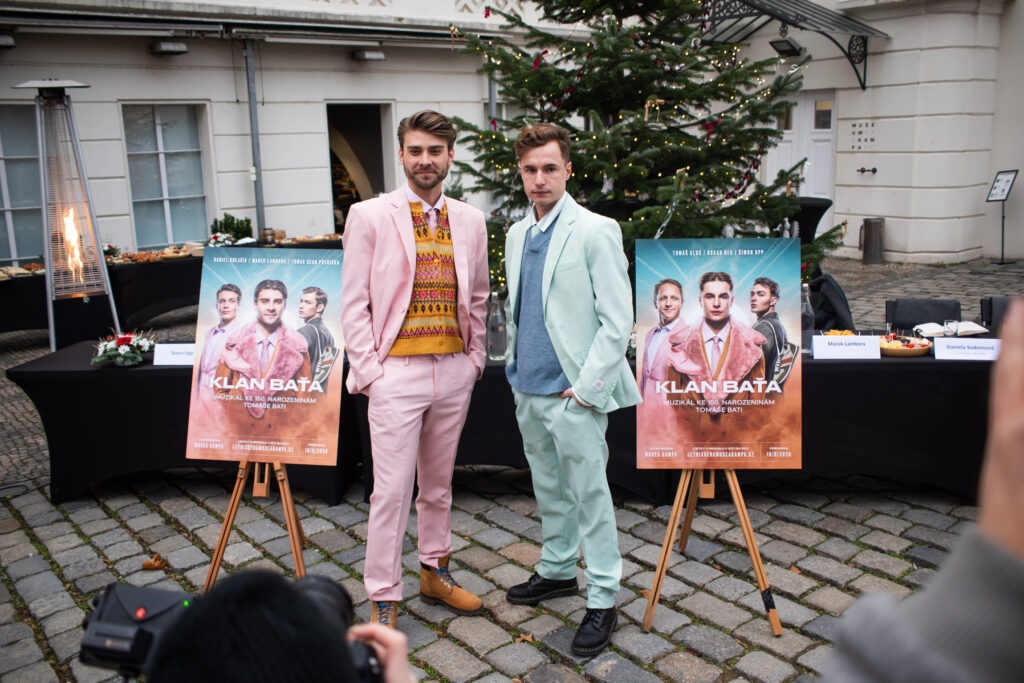 První muzikál na Letní scéně Musea Kampa s Oskarem Hesem a Markem Lamborou: Klan Baťa