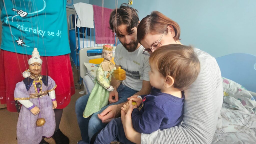 Spolek Loutky v nemocnici potěší nemocné děti i během svátečních dnů