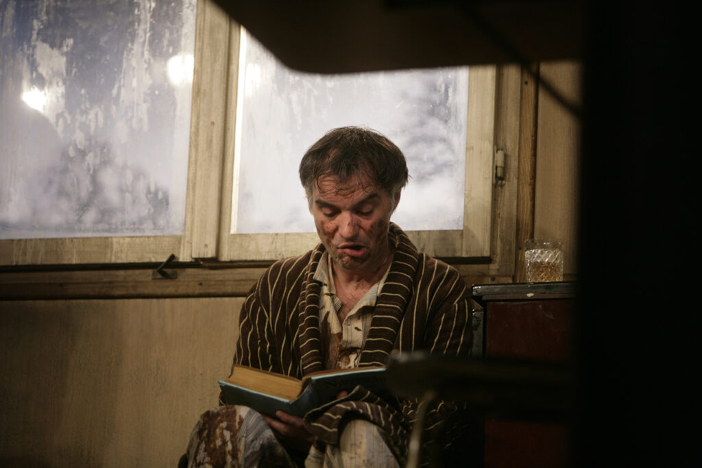 Do kin se vrací jeden z nejúspěšnějších titulů v historii Dejvického divadla – Ucpanej systém