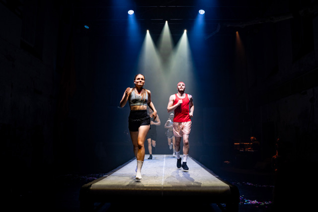 Inscenace RUNNERS na Jatkách78 jako výpověď zrychlené doby