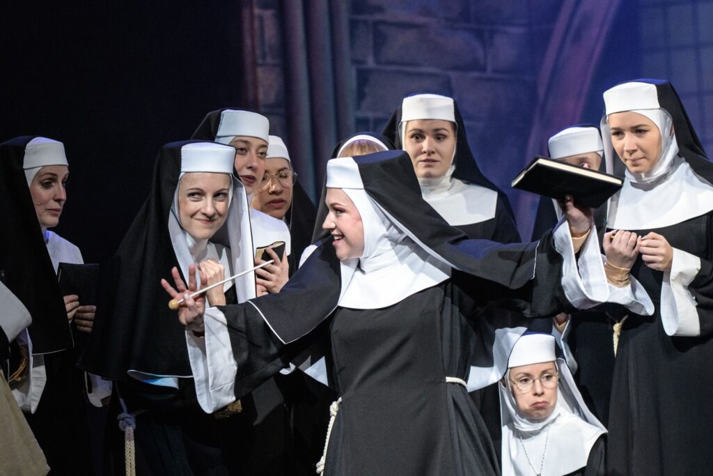 Držte se! Hvězdná Deloris přichází do Plzně s muzikálem Sestra v akci