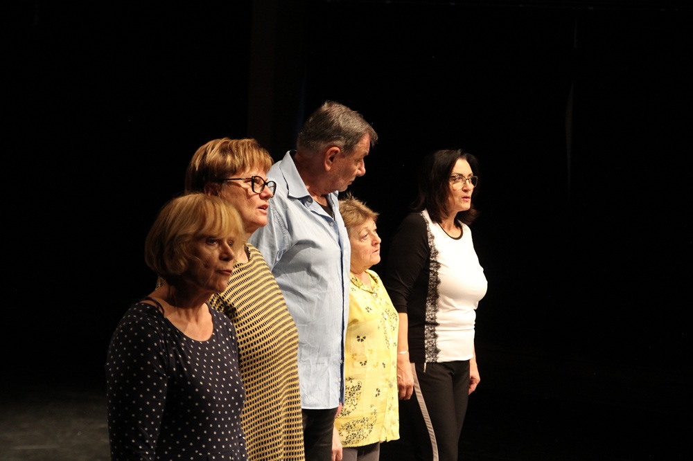 Divadlo Continuo a skupina seniorů představí společnou inscenaci Stand Up (and Try to Stay Standing)