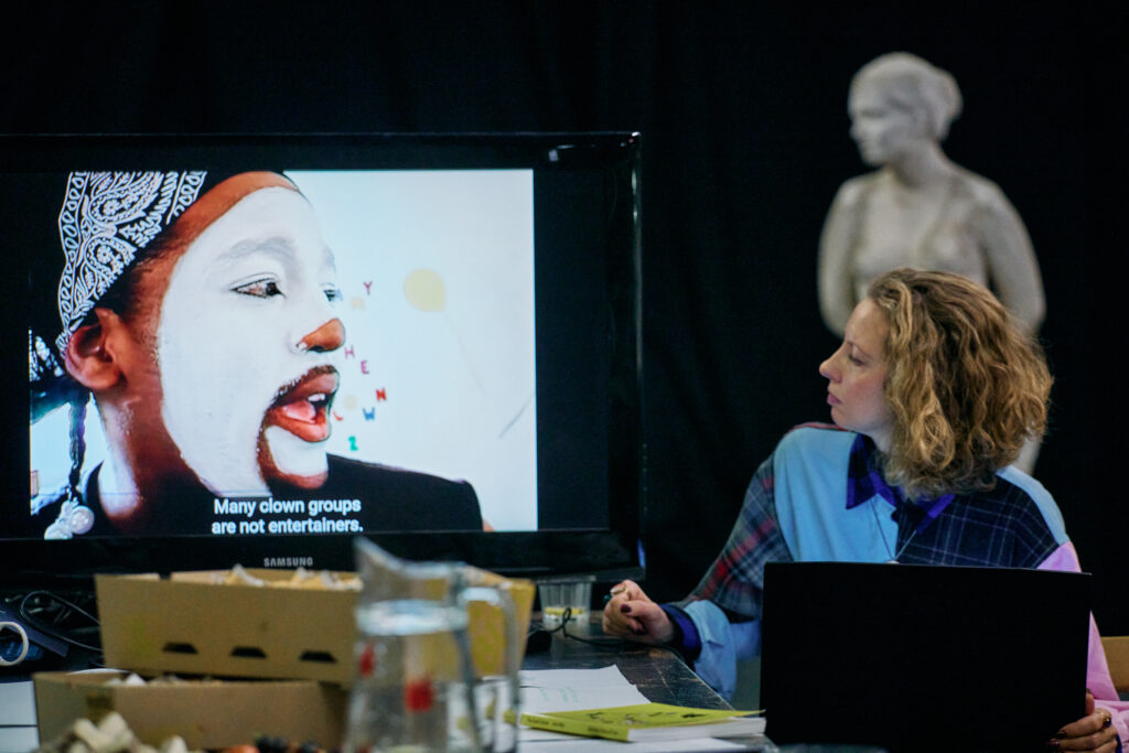 Trapéza: nová taneční inscenace inspirovaná světem cirkusu a klaunství