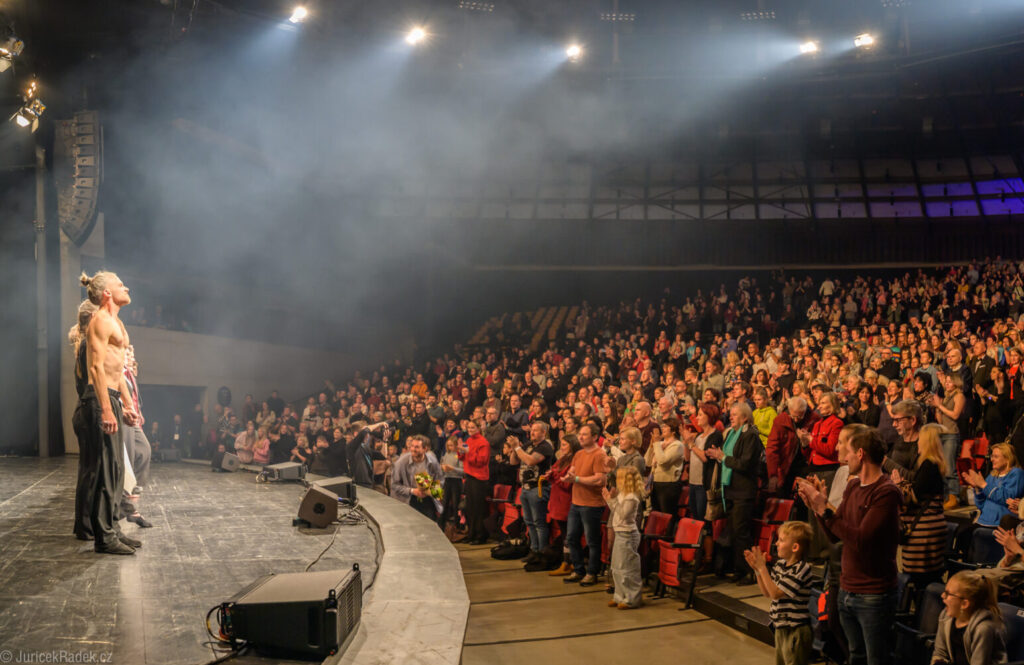 CIRKULUM 2026 otevřelo festivalové brány divákům a dvakrát naplnilo GONG