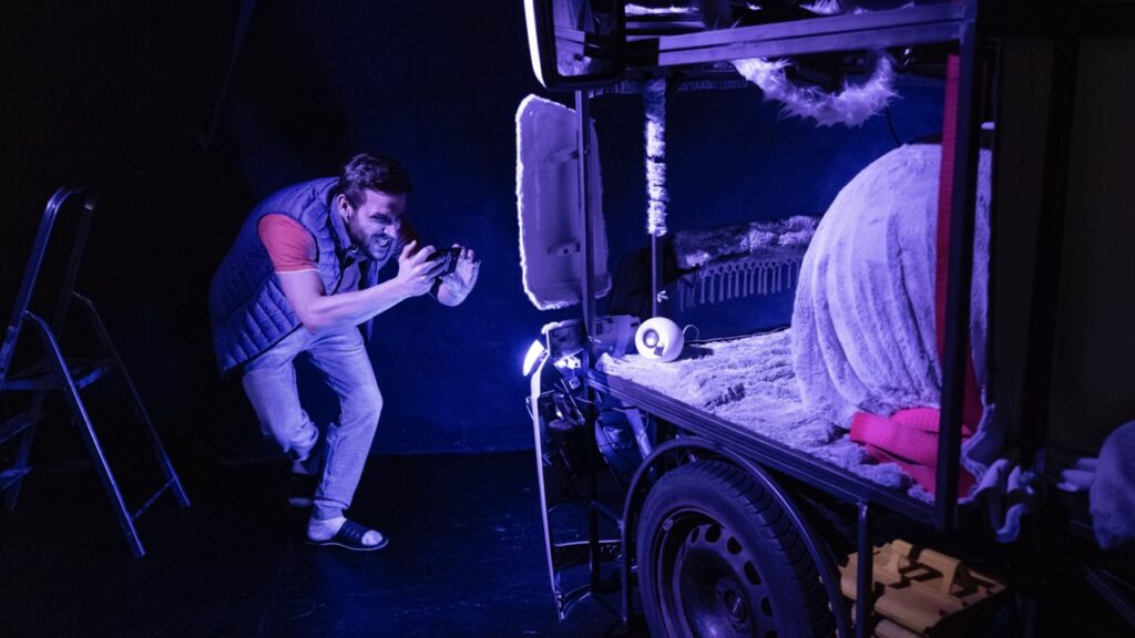 A studio Rubín uvede dokumentární inscenaci ASFALT, ASFALT, ASFALT o řidičích kamionů a neviditelné infrastruktuře lidského pohodlí