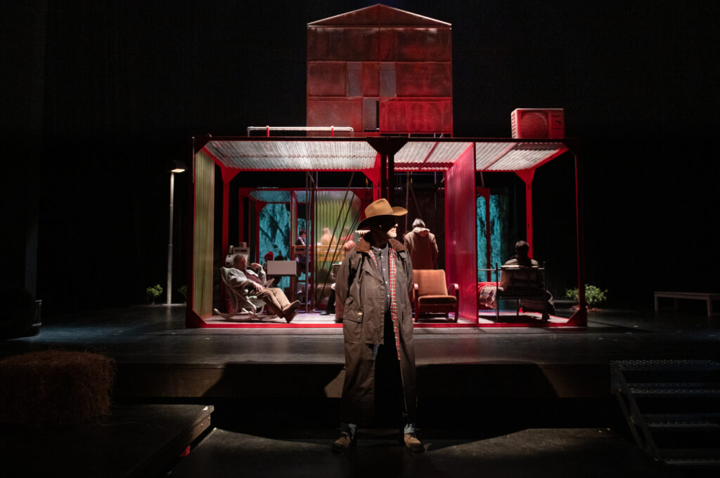 Dogville ožije na plzeňském jevišti jako morální experiment