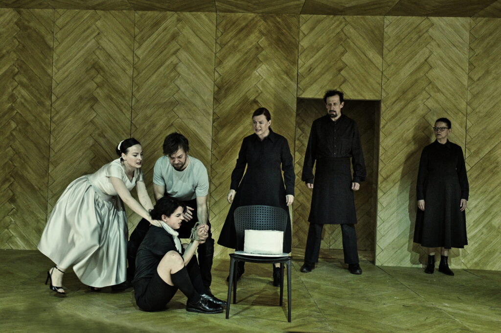 Dejvické divadlo uvádí premiéru inscenace Služebnictvo v režii Waynea Jordana