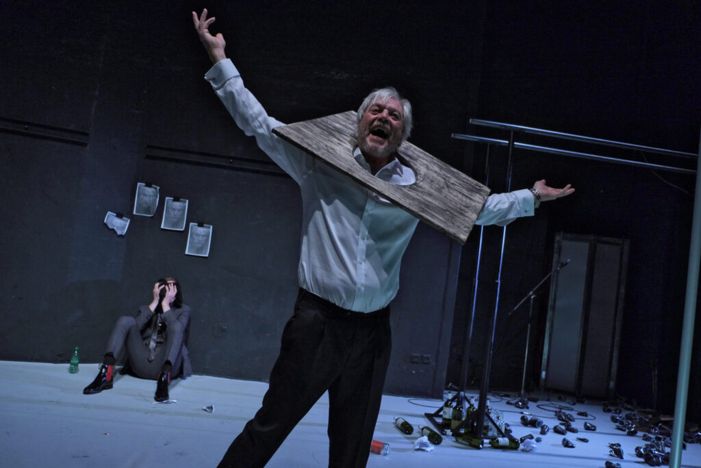 Juraj Kukura jako démonický otec: Bratři Karamazovi z Činoherní klub nově na Dramoxu