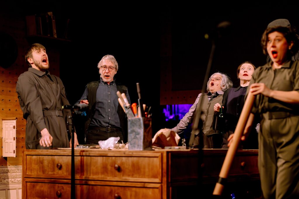 V Divadle ALFA ožijí v nové inscenaci příběhy cestovatele Otakara Batličky