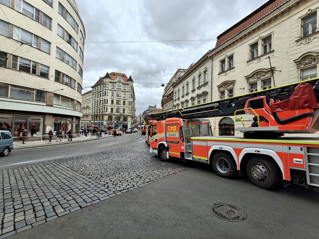 Pražští hasiči zasahovali v Divadle Komedie, kde hořela opona