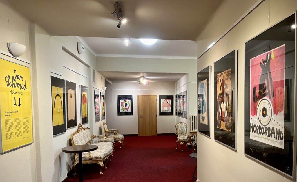 Pozvánka na výstavu divadelních plakátů Jana Schmida