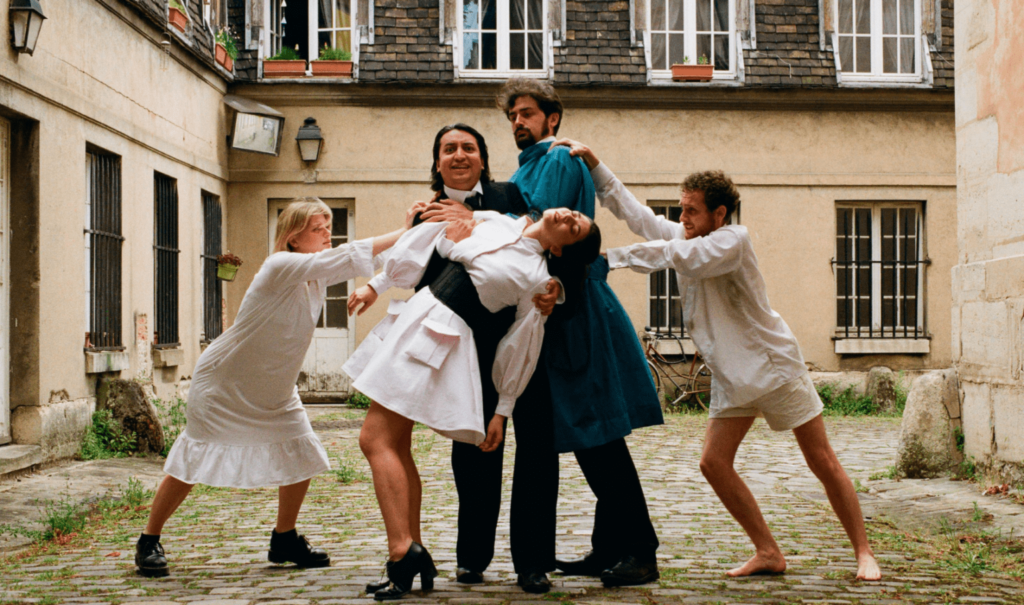 Soubor Threepenny Collective zve na uvedení francouzsko-české inscenace L’Indiscipline 