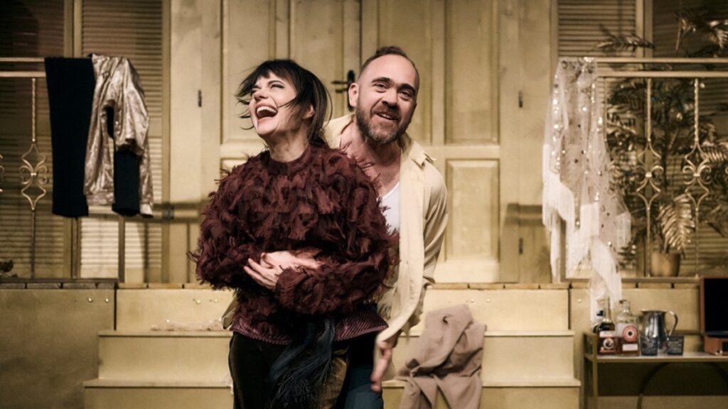 Soukromé životy slavného šarmantního dramatika Noëla Cowarda o lásce, vášni a nevěře uvádí Divadlo Bez Zábradlí