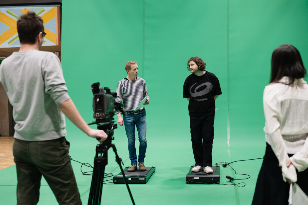 Skutečný příběh československého odboje ožívá na filmovém place, a přitom v divadle. Vršovický Vzlet uvede premiéru imerzivní inscenace Prokletí