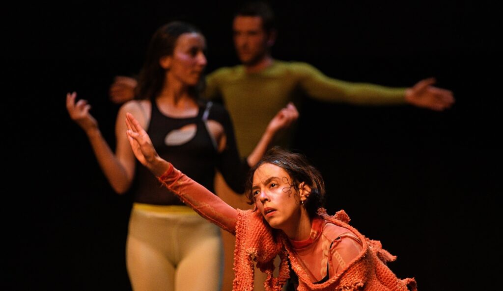 Choreografie berlínské Isabelle Schad zahájí Bazaar Festival. Kolektivní tělo jako sonda do vazeb, které nás spojují