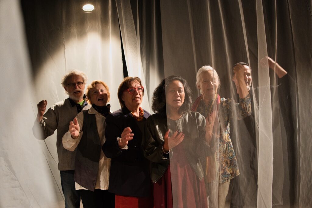 Co zůstalo pod povrchem listopadu 1989? TisíciHRAn uvádí inscenaci 89, v níž vrací hlas příběhům každodennosti lidí, kteří nesouhlasili