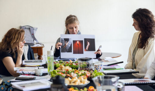 Co máme po svých rodičích? Dark popová komedie Po tátovi ve Švandově divadle nabízí příběhy čtyř městských singles