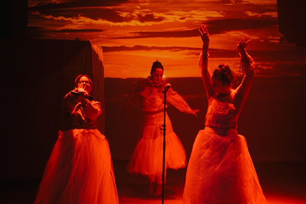 Divadelní tip: Král*ovna v ARŠE+ originální formou otevírá téma žen u moci