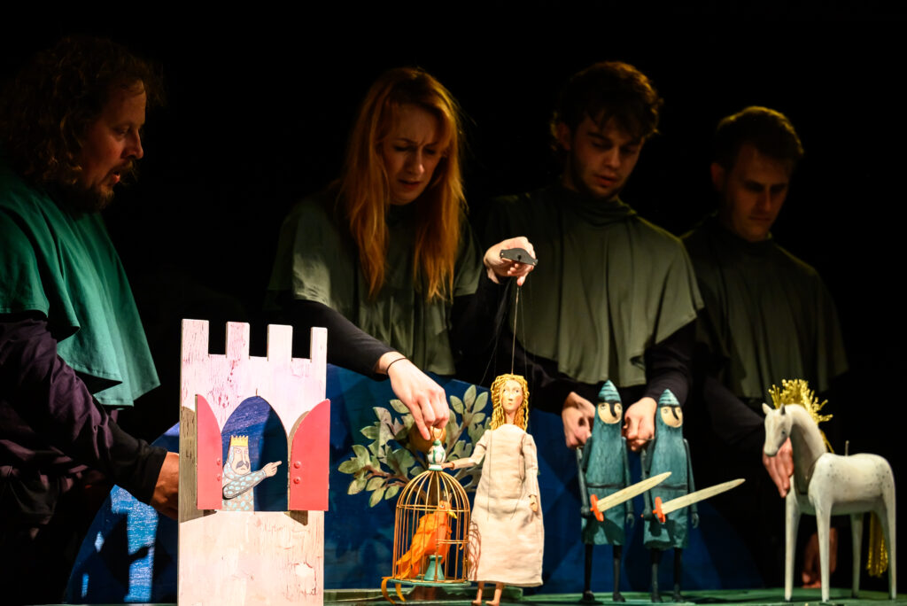 Novou inscenací loutkové scény Bajka Těšínského divadla je Pták Ohnivák a liška Ryška