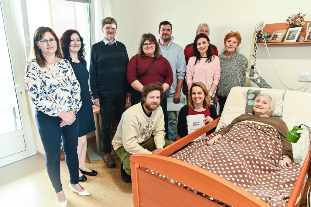 Ze života na jeviště. Tvůrci inscenace Jejich sestra se setkali se Zdenou Mašínovou