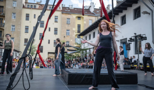 CIRQUEON – Centrum pro nový cirkus zve na festival Nuselské dvorky
